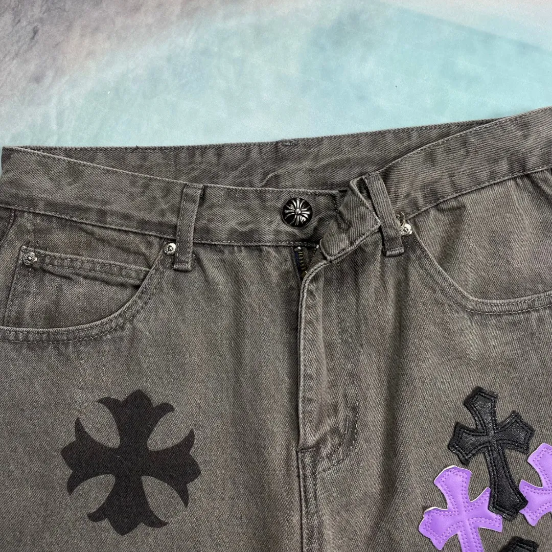 🅿️280 🔘Style number-KL136 🔘Chrome Hearts𝐂𝐡𝐫𝐨𝐦𝐞 𝐇𝐞𝐚𝐫𝐭 24SS official website limited gray and purple cow spray-painted graffiti patchwork leather jeans* Chrome Hearts Online limited edition pants Chrome Hearts Online limited edition black and purple jeans are coming! Black and purple cross leather, mysterious and noble. Limited graffiti spray painting, full of personality and non-contrasting. The straight, loose fit flatters your legs and is super comfortable. The trendy and cool style is popular, and it is available in limited quantities. Don’t be slow to order, so hurry up and place your order to embrace exclusive fashion.  Size: M L XL XXL (30.32.34.36) Color: Dark Gray